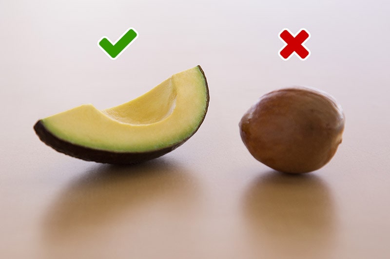 avocado-seed-2-yes-no.jpg checkmark above a slice of avocado and an X above an avocado pit