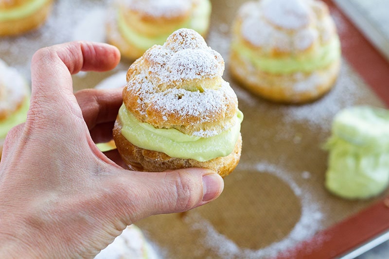 Cream-puff-ready-to-eat.jpg