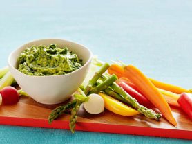 Avocado spinach dip with vegetables on the side